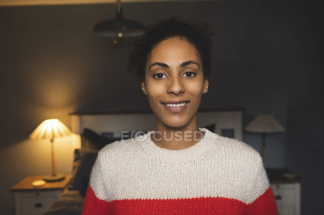 Retrato de mulher sorrindo no quarto em casa — Fotografia de Stock