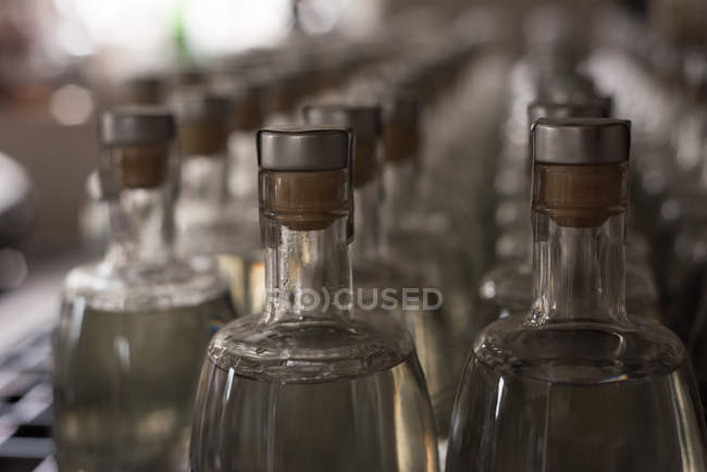 Закри пивоварні пляшок заводі — стокове фото