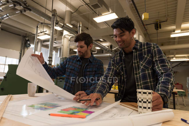 Dois artesãos inteligentes trabalhando em oficina com plantas — Fotografia de Stock