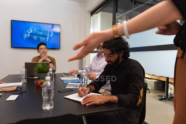 Виконавці обговорюють в конференц-залі в офісі — стокове фото
