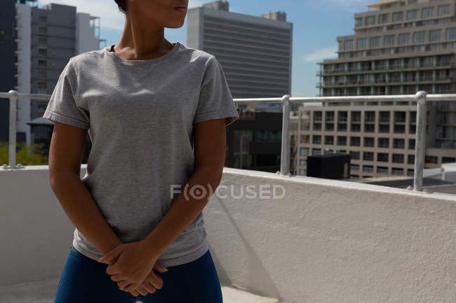 Mid section of casual woman posing in terrace. — Stock Photo