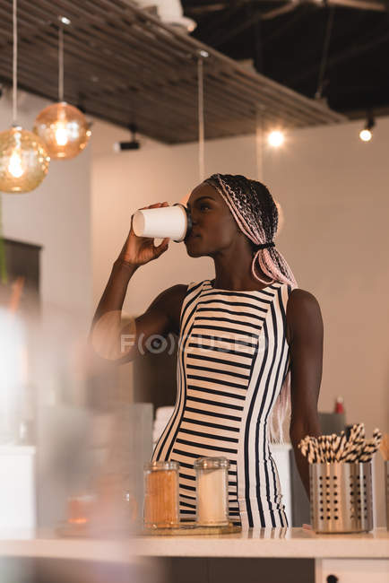 Mulher bonita tomando café no café — Fotografia de Stock