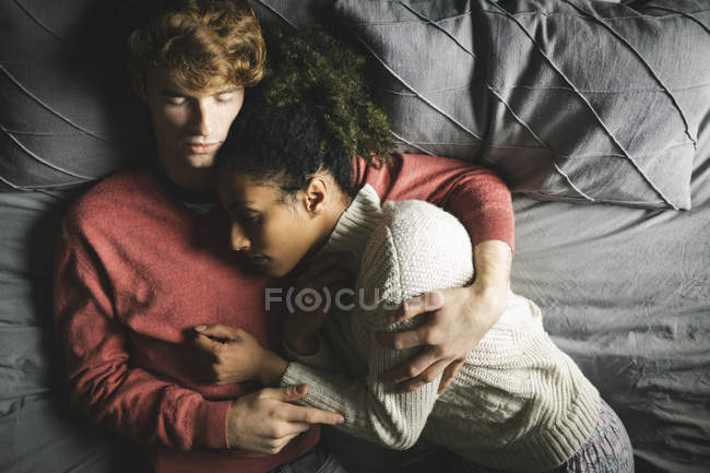Jeune couple dormant dans la chambre à coucher — Photo de stock