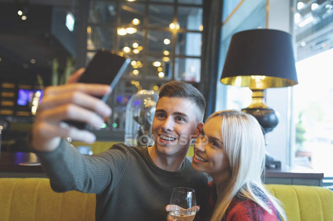 Close-up de casal tomando selfie no restaurante — Fotografia de Stock