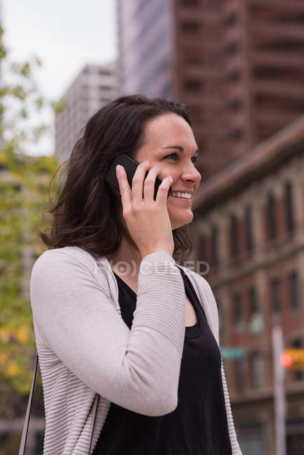 Belle femme parlant sur téléphone portable dans la ville — Photo de stock