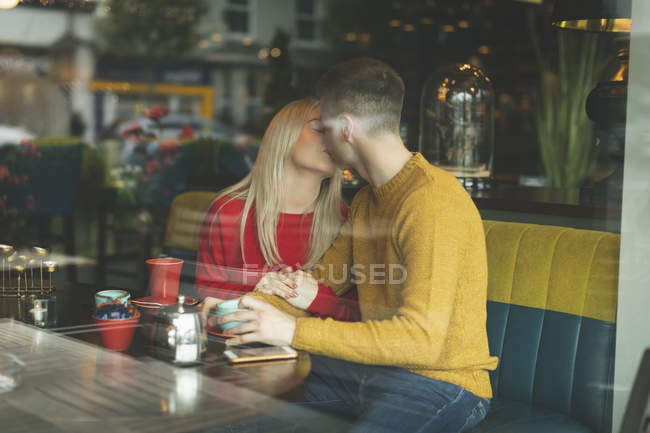 Casal romântico beijando na cafetaria — Fotografia de Stock