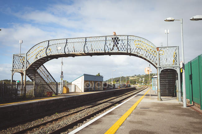 Schwangere läuft auf Brücke am Bahnhof — Stockfoto