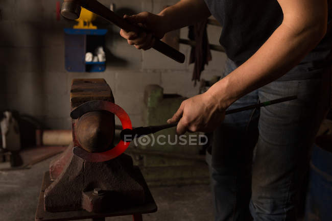 Середня секція лиття підковоподібного металу жінки на заводі — стокове фото