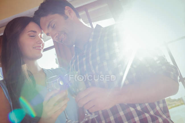 Romantisches Paar prostet Weinglas im Restaurant zu — Stockfoto