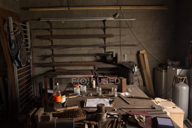 Interior de ferramentas e equipamentos de metal na fábrica — Fotografia de Stock