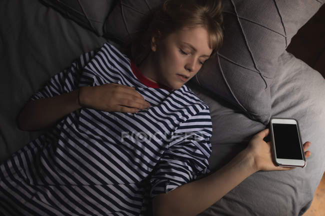 Жінка спить на ліжку в спальні вдома — стокове фото