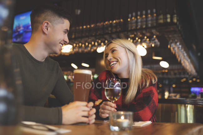 Счастливая пара выпивает в ресторане — стоковое фото