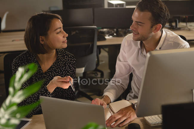 Führungskräfte interagieren am Schreibtisch im Büro miteinander — Stockfoto