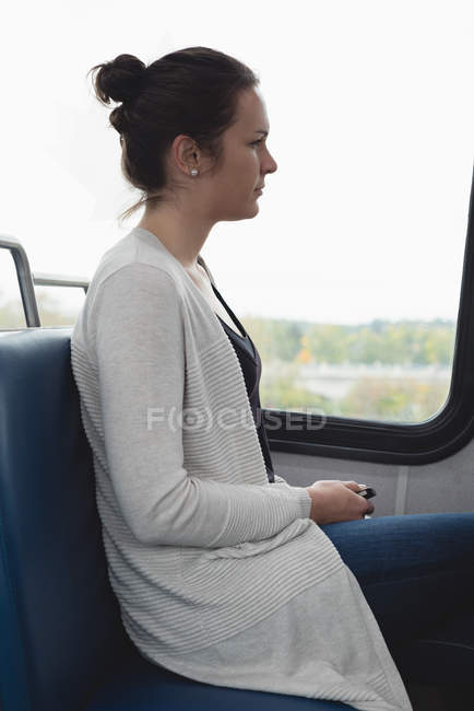 Belle femme voyageant en train — Photo de stock