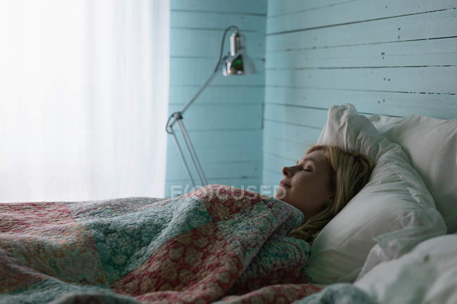Mulher bonita dormindo no quarto em casa — Fotografia de Stock