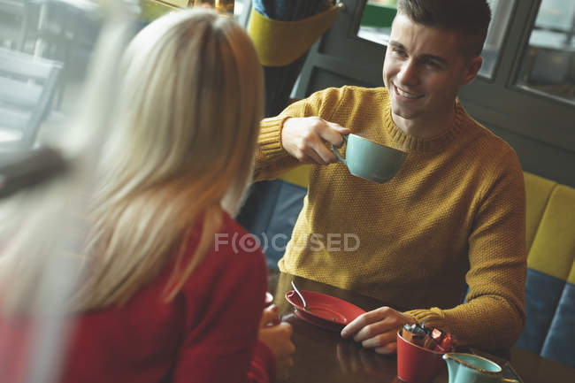 Щаслива пара за кавою в кафе — стокове фото