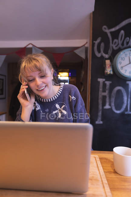 Красива жінка розмовляє по мобільному телефону вдома — стокове фото
