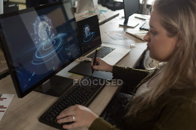 Виконавчий використовує графічний планшет за столом в офісі — стокове фото