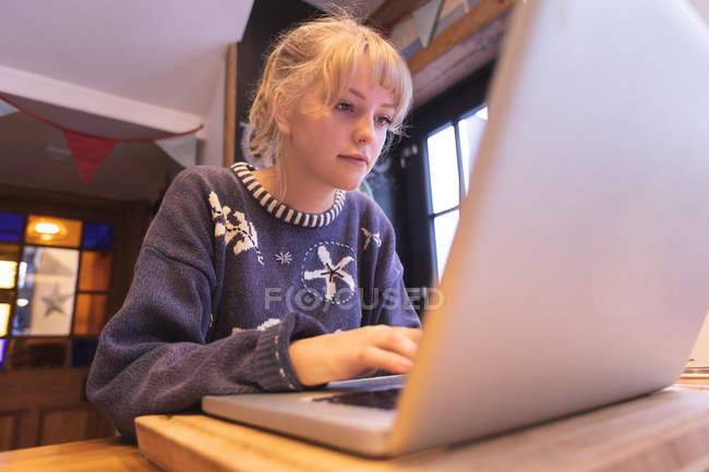 Крупним планом жінка використовує ноутбук вдома — стокове фото