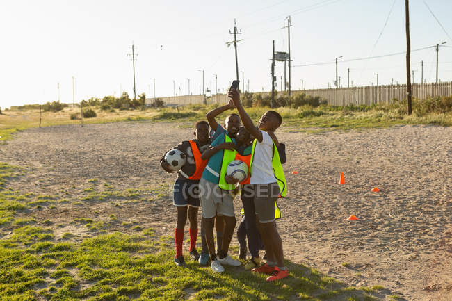 Bambini che scattano selfie con il cellulare nel terreno — Foto stock
