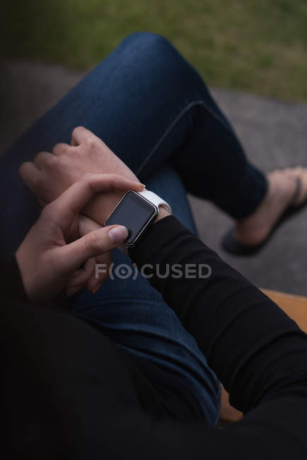 Sección media de la mujer usando smartwatch - foto de stock