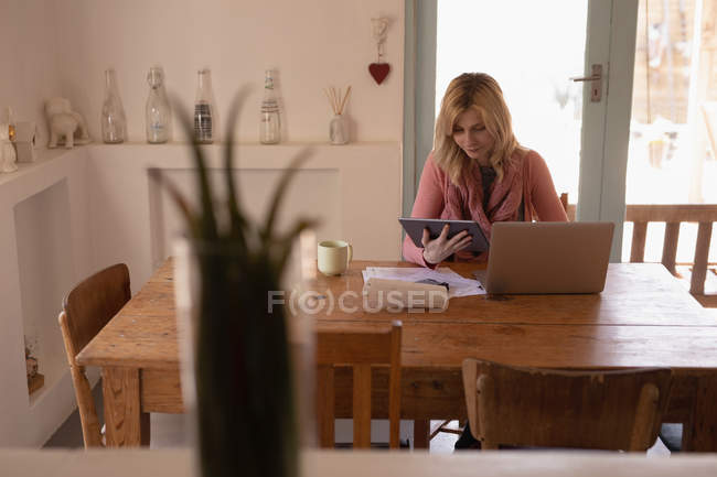 Mulher bonita usando tablet digital em casa — Fotografia de Stock