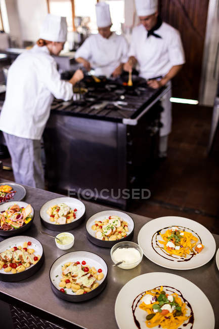 Харчові страви, організовані на стільниці на кухні — стокове фото