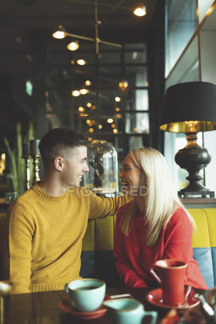 Glückliches Paar interagiert miteinander im Café — Stockfoto