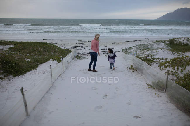 Madre e figlia si divertono in spiaggia durante l'inverno — Foto stock