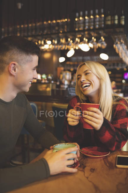 Couple heureux s'amuser à la cafétéria — Photo de stock