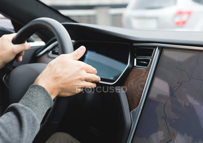 Крупним планом людина водіння автомобіля з навігаційною картою — стокове фото