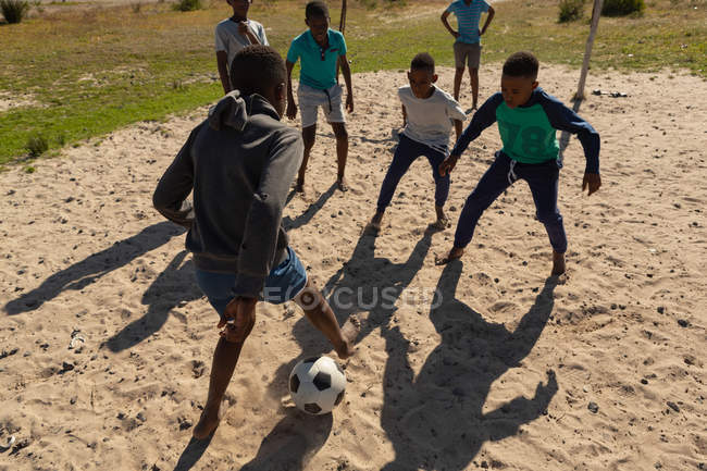 Niños jugando futbol fotos de stock, imágenes de Niños jugando