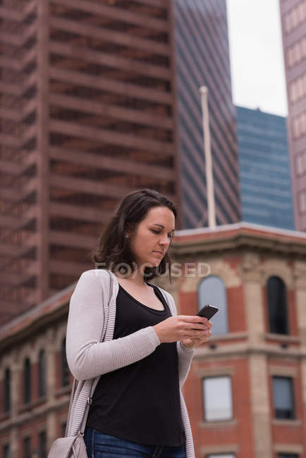 Mulher bonita usando telefone celular na cidade — Fotografia de Stock