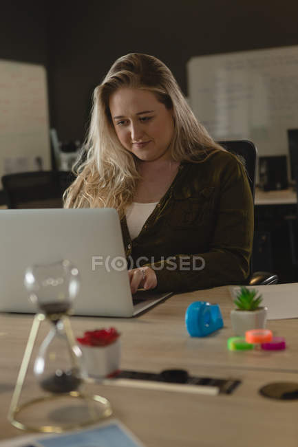 Женщина-руководитель с ноутбуком в офисе — стоковое фото