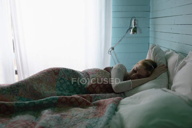 Bella donna che dorme in camera da letto a casa — Foto stock