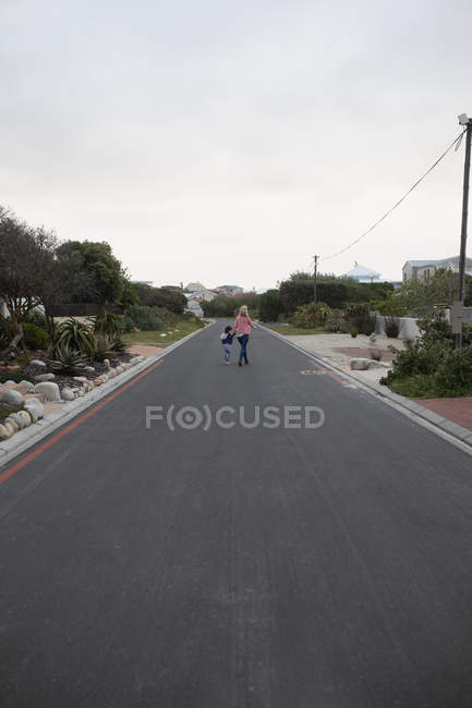 Madre e figlia che camminano su una strada — Foto stock
