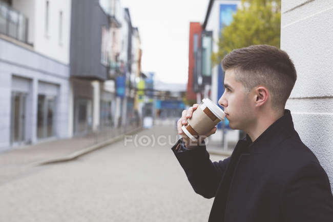 Seitenansicht eines Mannes beim Kaffee in der Stadt — Stockfoto