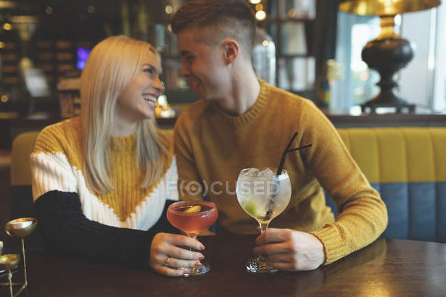 Glückliches Paar bei Drinks im Restaurant — Stockfoto