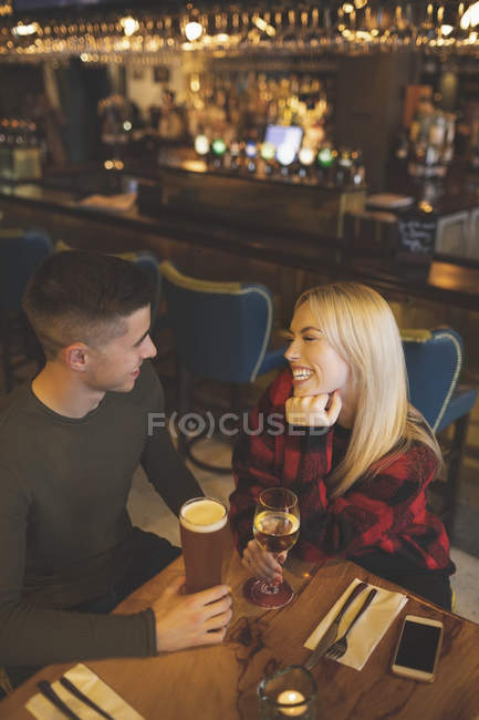 Высокий угол обзора пары, пьющей в ресторане — стоковое фото
