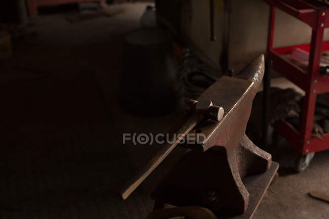 Close-up of hammer tool on anvil in workshop — Stock Photo