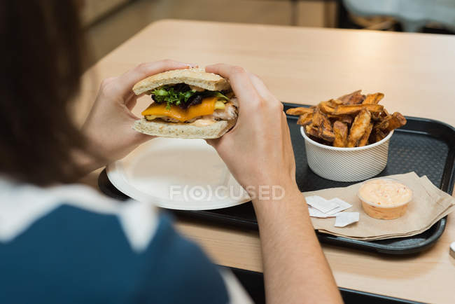 Primer plano de la mujer teniendo comida en el restaurante - foto de stock