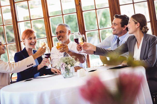 Grupo de empresários brindar copo de vinho no restaurante — Fotografia de Stock