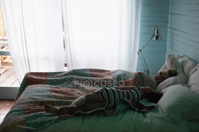 Женщина спит в спальне дома — стоковое фото