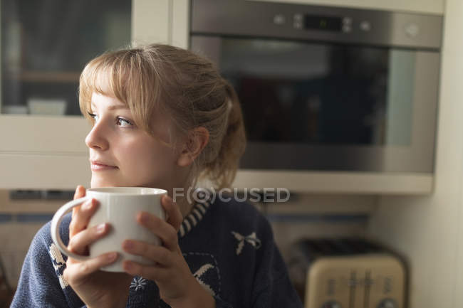 Красива жінка, що має каву на кухні вдома — стокове фото