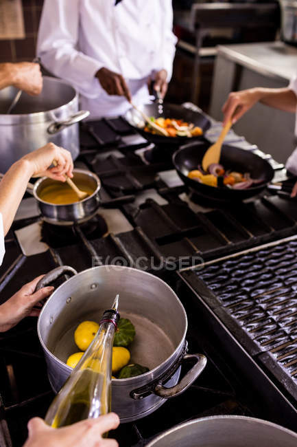 Chef preparando comida en la cocina en el restaurante - foto de stock