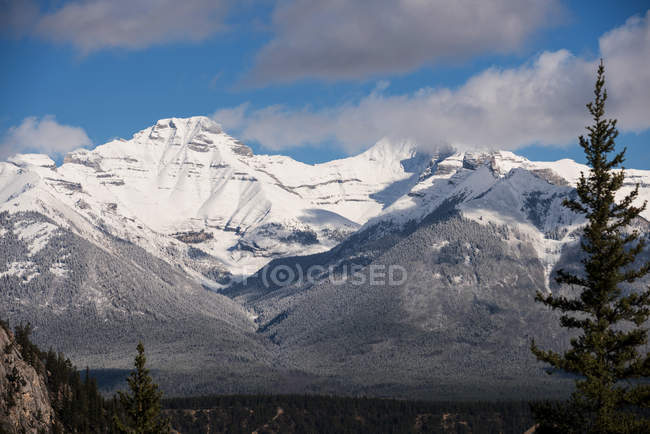 Scenic view of snowy mountain range in winter — Stock Photo