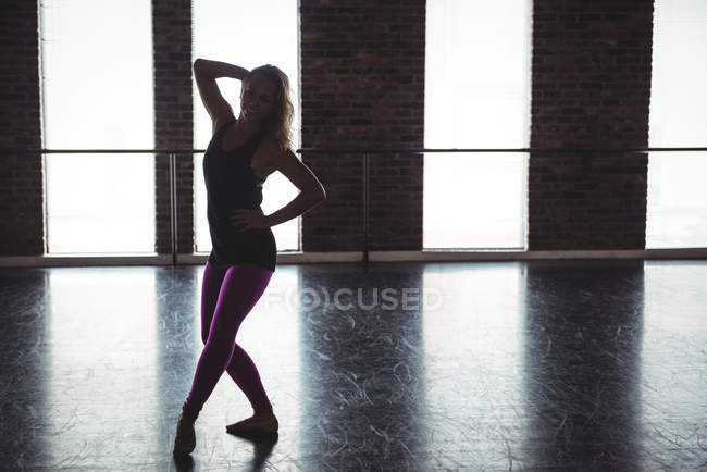 Donna che pratica una mossa di danza in studio di danza — Foto stock