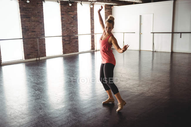 Donna che pratica una danza in studio di danza — Foto stock