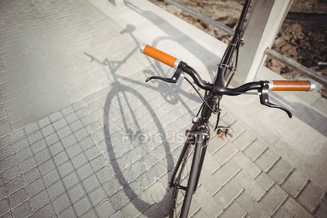 Bicicleta inclinada por trilhos de passeio à luz do sol — Fotografia de Stock
