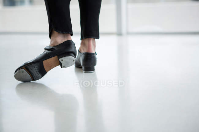 Primo piano della ballerina che indossa scarpe da tip tap in studio — Foto stock